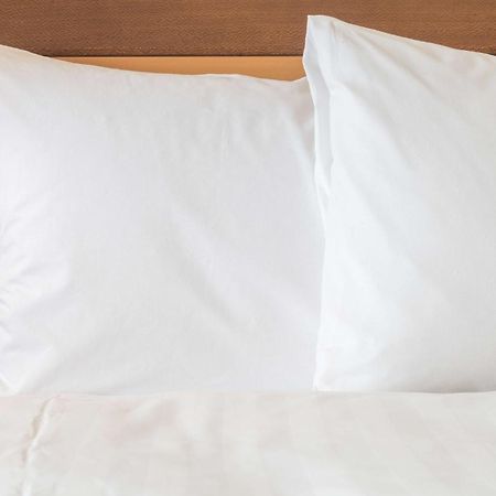 古尔冈90区假日酒店 外观 照片 Two pillows on a bed