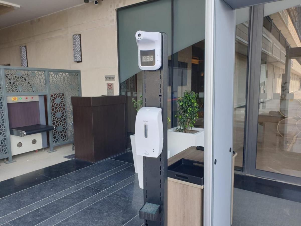 古尔冈90区假日酒店 外观 照片 A temperature measuring device at the entrance of a hospital in Wuhan, China