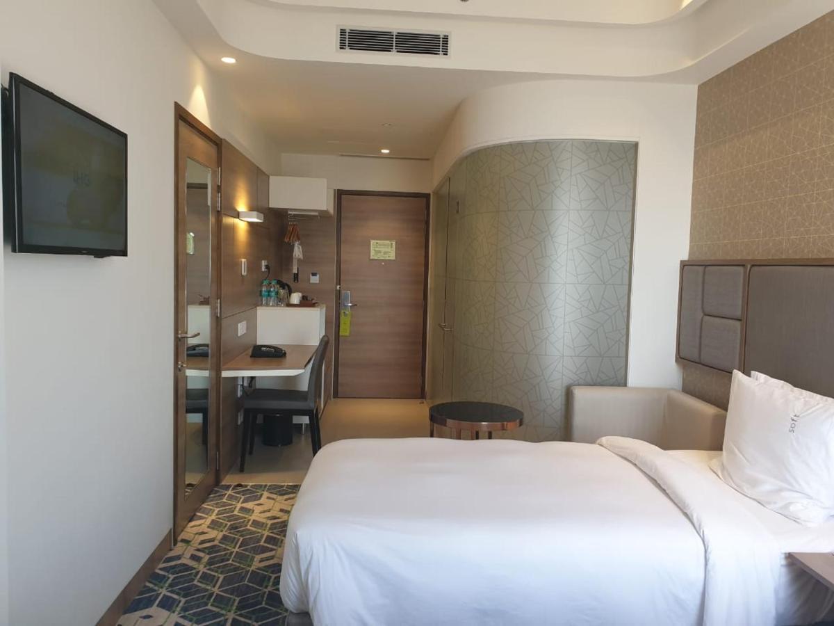 古尔冈90区假日酒店 外观 照片 A room at the hotel