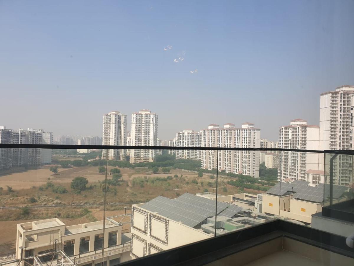 古尔冈90区假日酒店 外观 照片 View of Greater Noida City