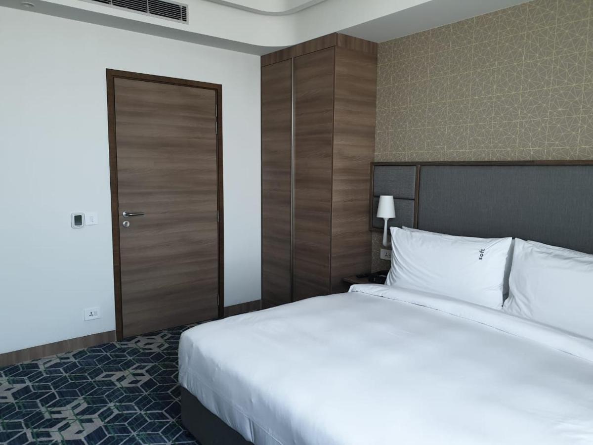 古尔冈90区假日酒店 外观 照片 A bedroom at the hotel