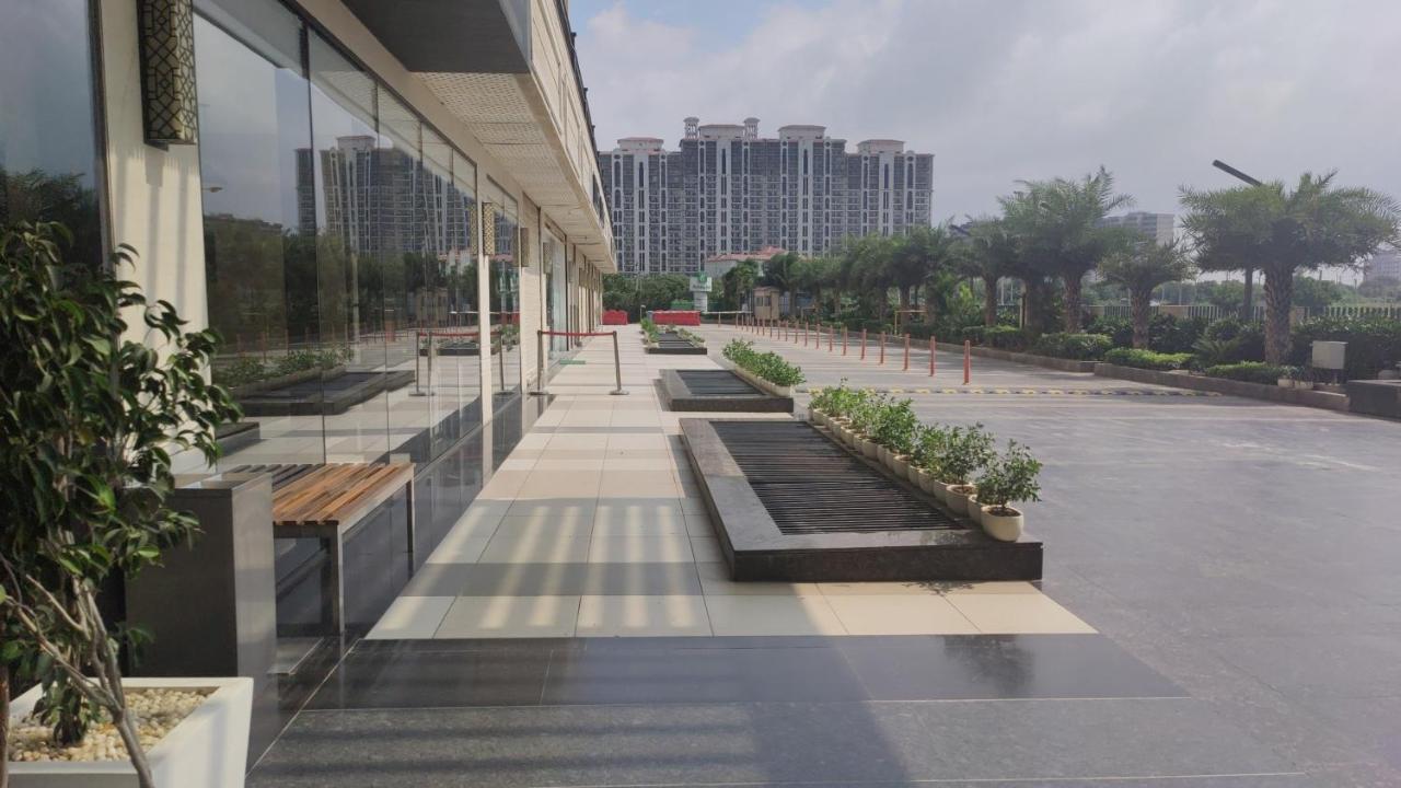 古尔冈90区假日酒店 外观 照片 The clubhouse at the campus