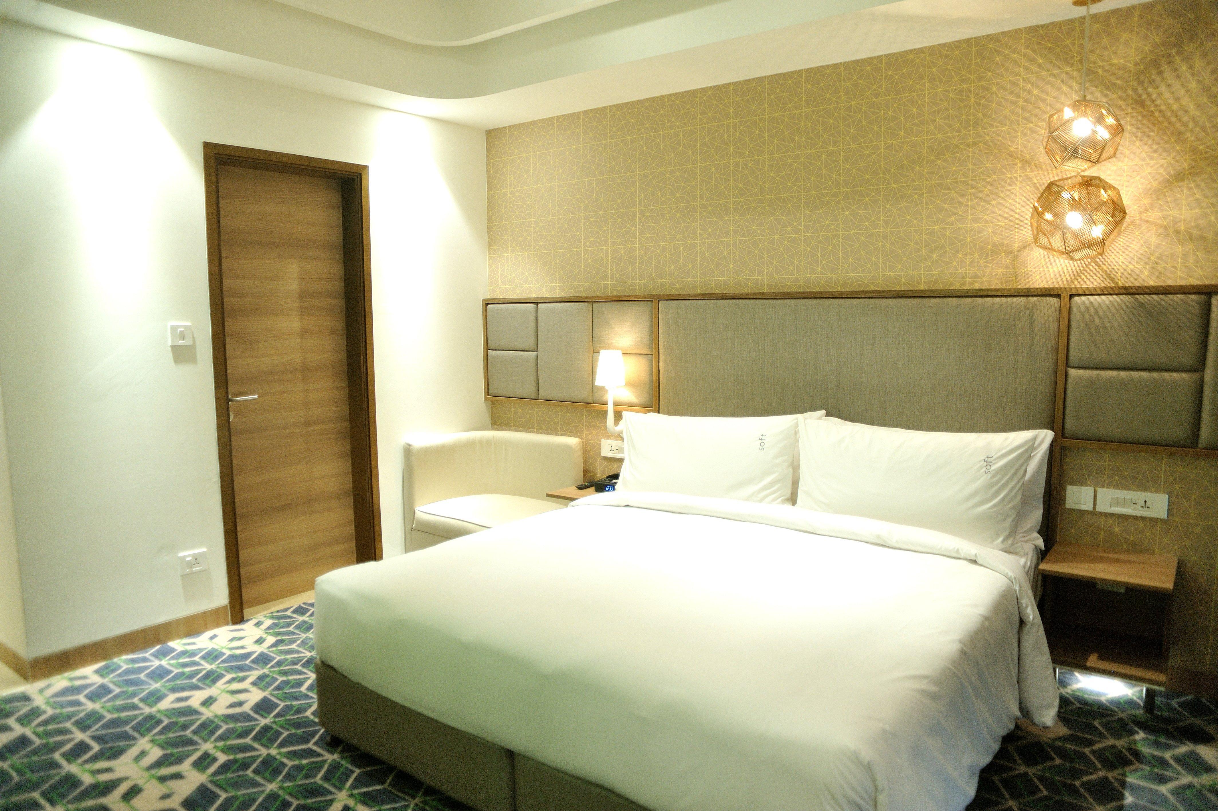 古尔冈90区假日酒店 外观 照片 A bedroom at the hotel