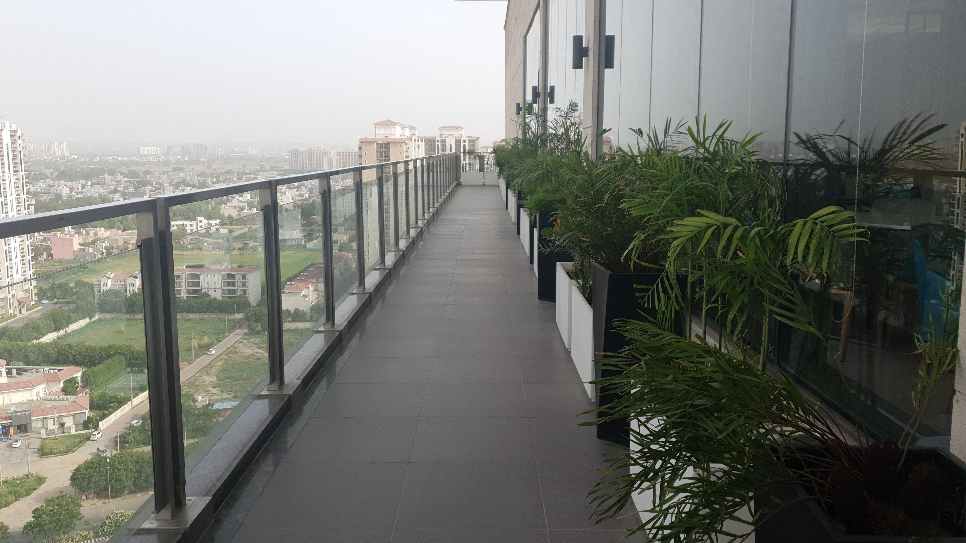 古尔冈90区假日酒店 外观 照片 A balcony in a residential building in India