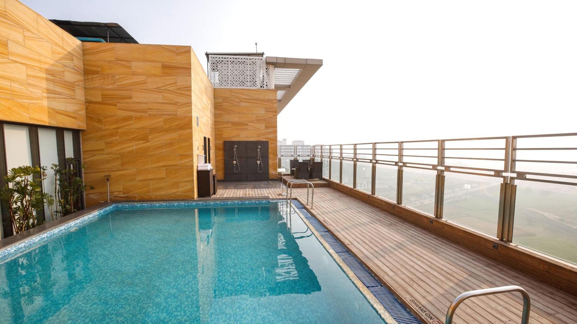 古尔冈90区假日酒店 外观 照片 Rooftop pool at the Taj Bengal
