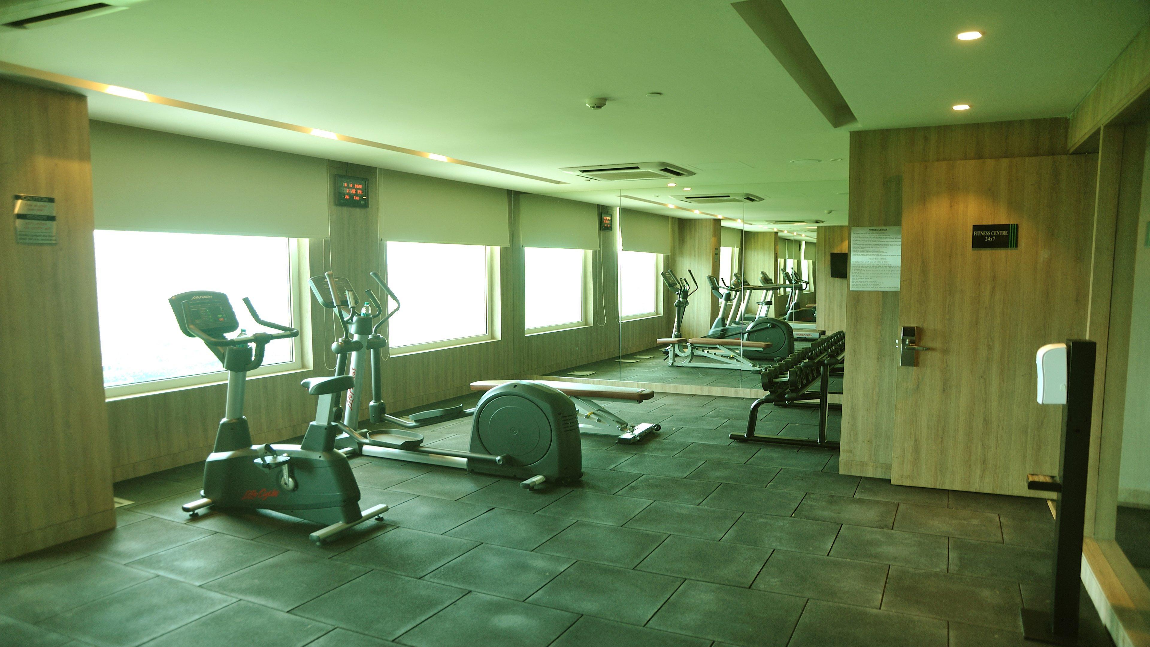 古尔冈90区假日酒店 外观 照片 The gym at the hotel