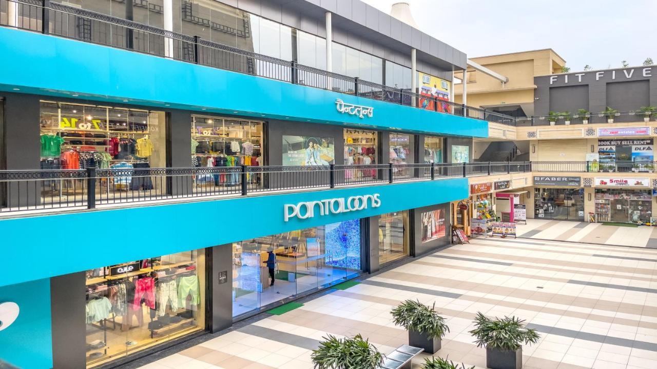 古尔冈90区假日酒店 外观 照片 A store in the mall