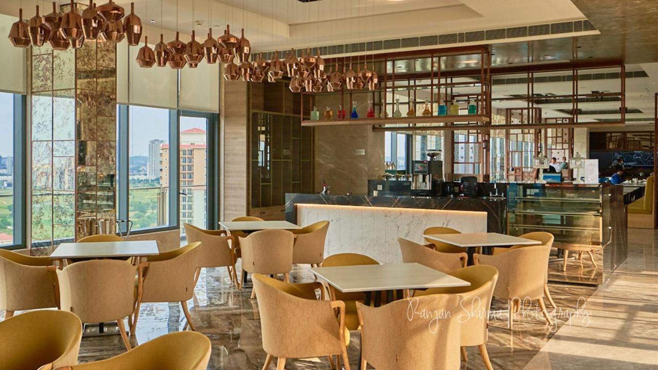 古尔冈90区假日酒店 外观 照片 The Lounge at the airport