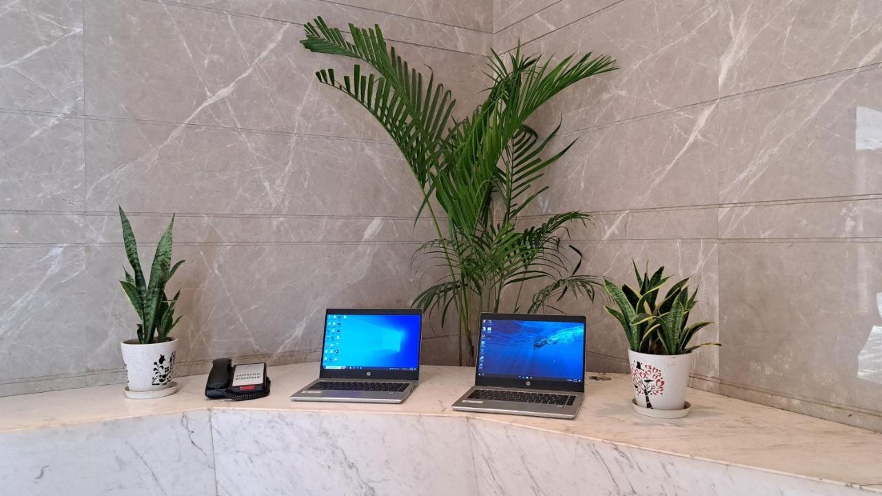 古尔冈90区假日酒店 外观 照片 A pair of laptops