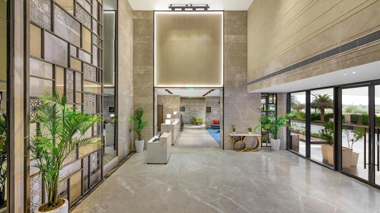 古尔冈90区假日酒店 外观 照片 The lobby of the hotel