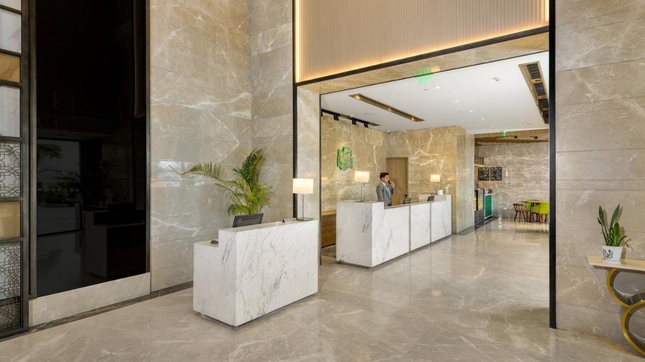 古尔冈90区假日酒店 外观 照片 Lobby