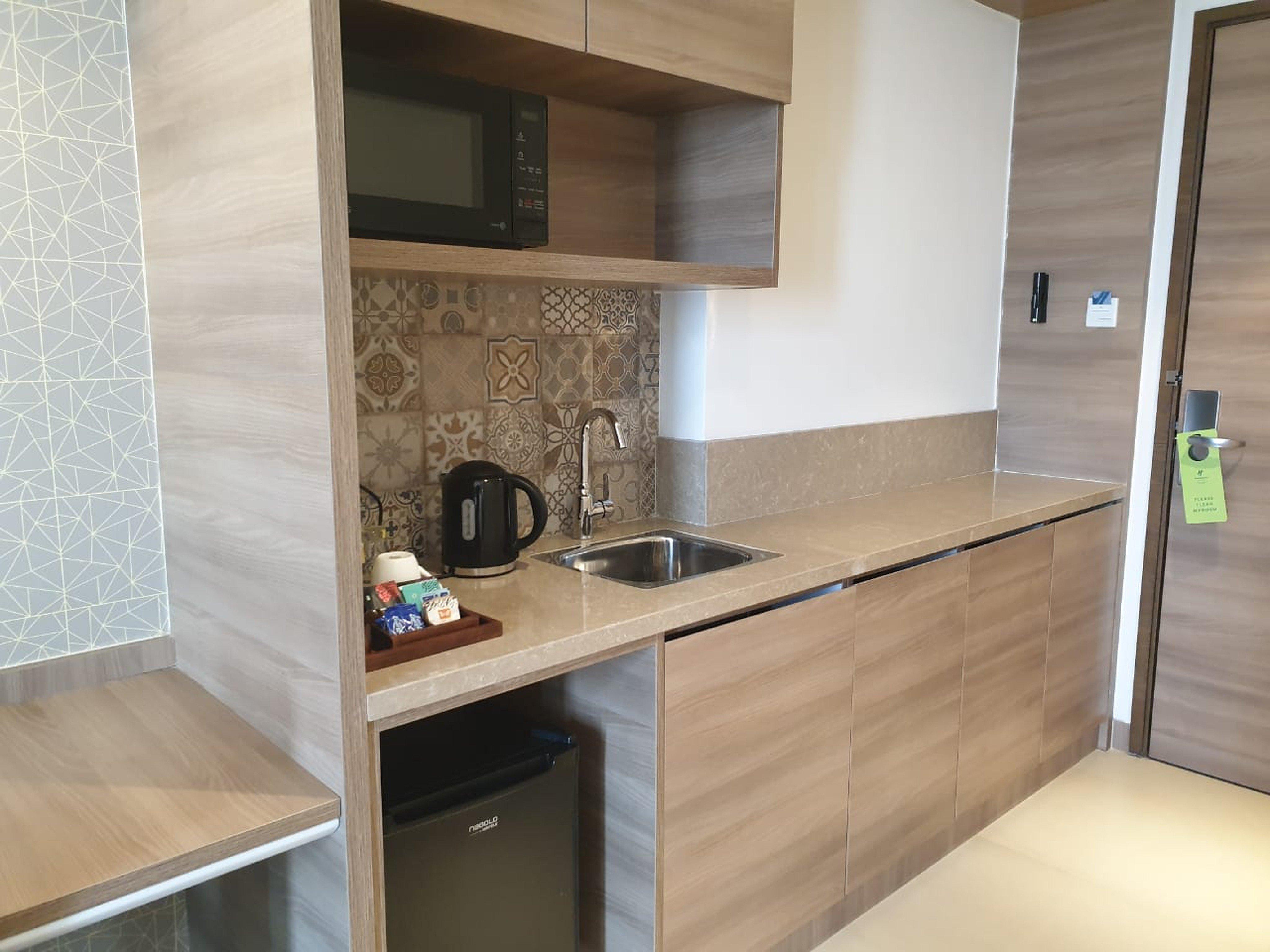 古尔冈90区假日酒店 外观 照片 A kitchenette in a hotel room