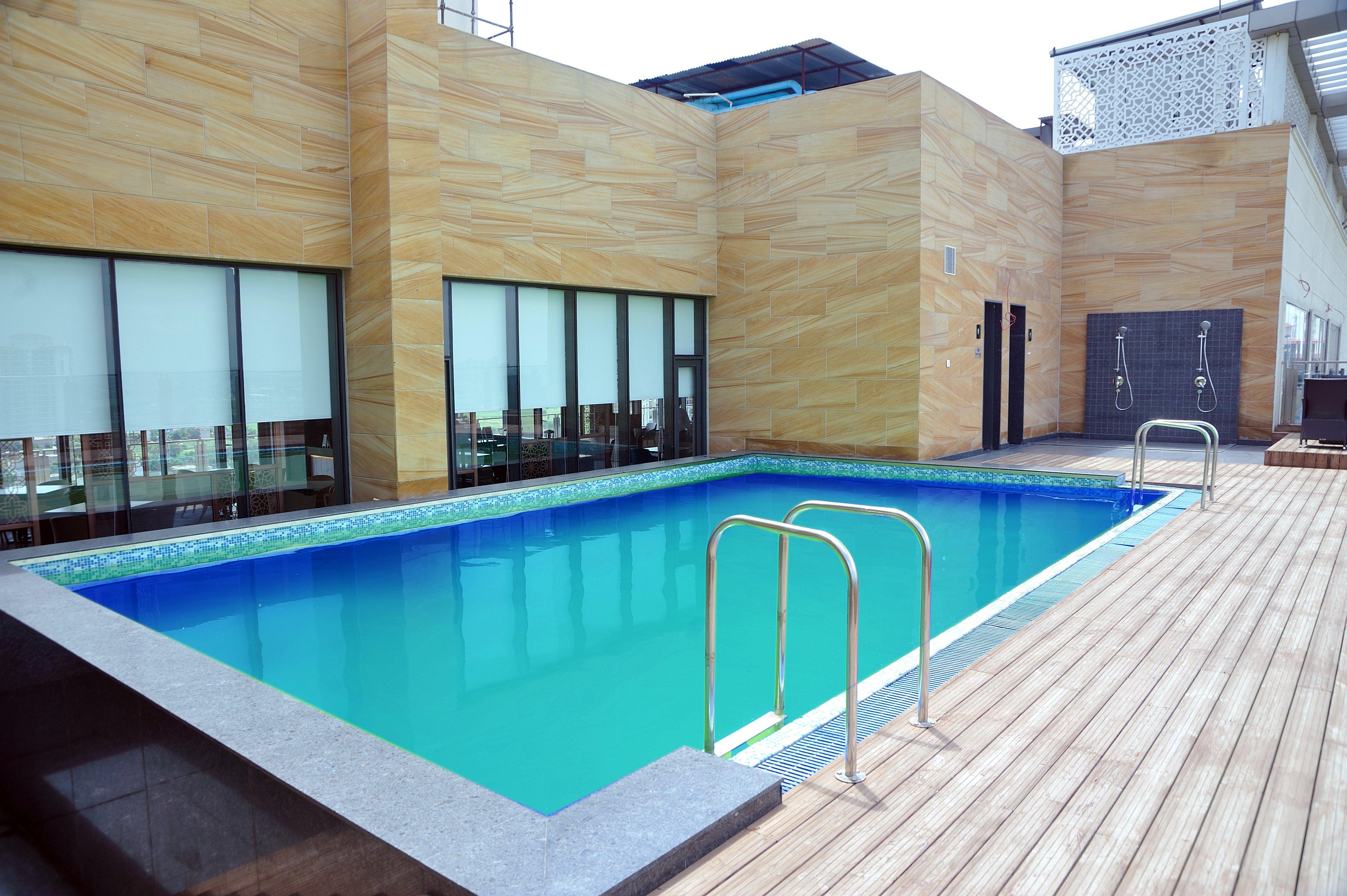 古尔冈90区假日酒店 外观 照片 Swimming pool at the hotel