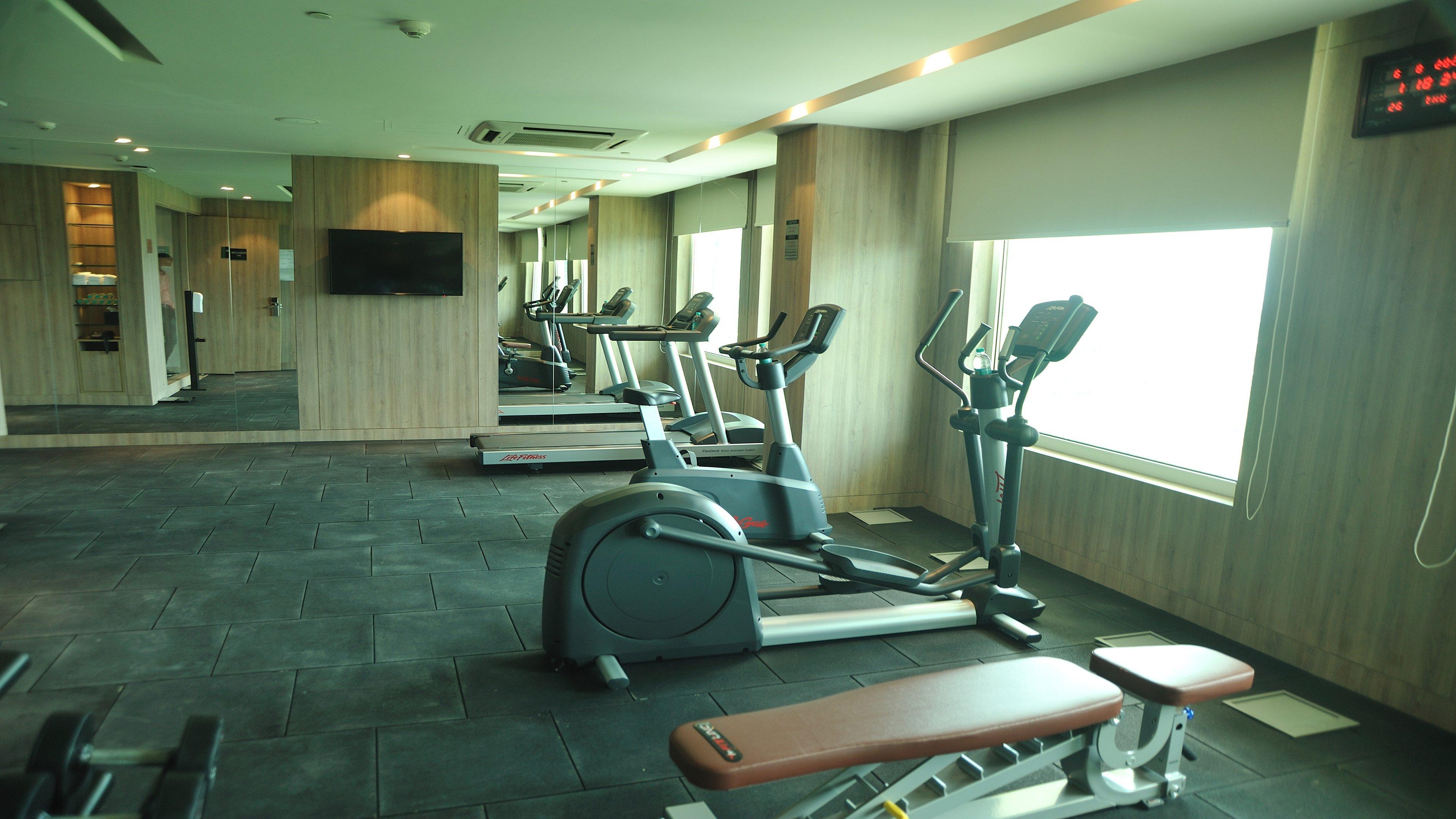 古尔冈90区假日酒店 外观 照片 The gym at the hotel