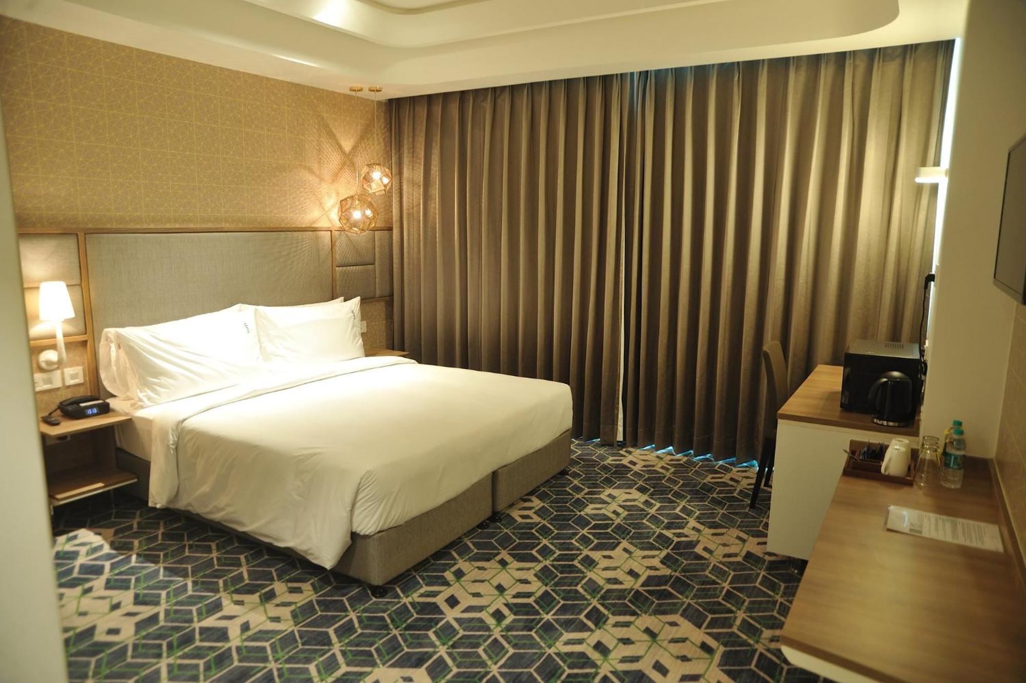古尔冈90区假日酒店 外观 照片 A room at the hotel