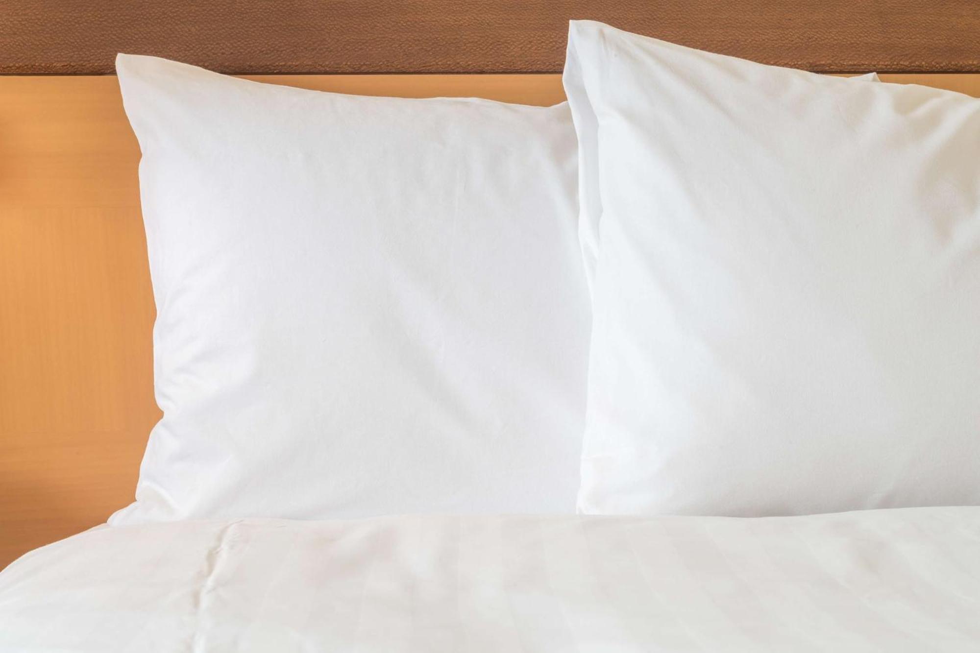 古尔冈90区假日酒店 外观 照片 Two pillows on a bed
