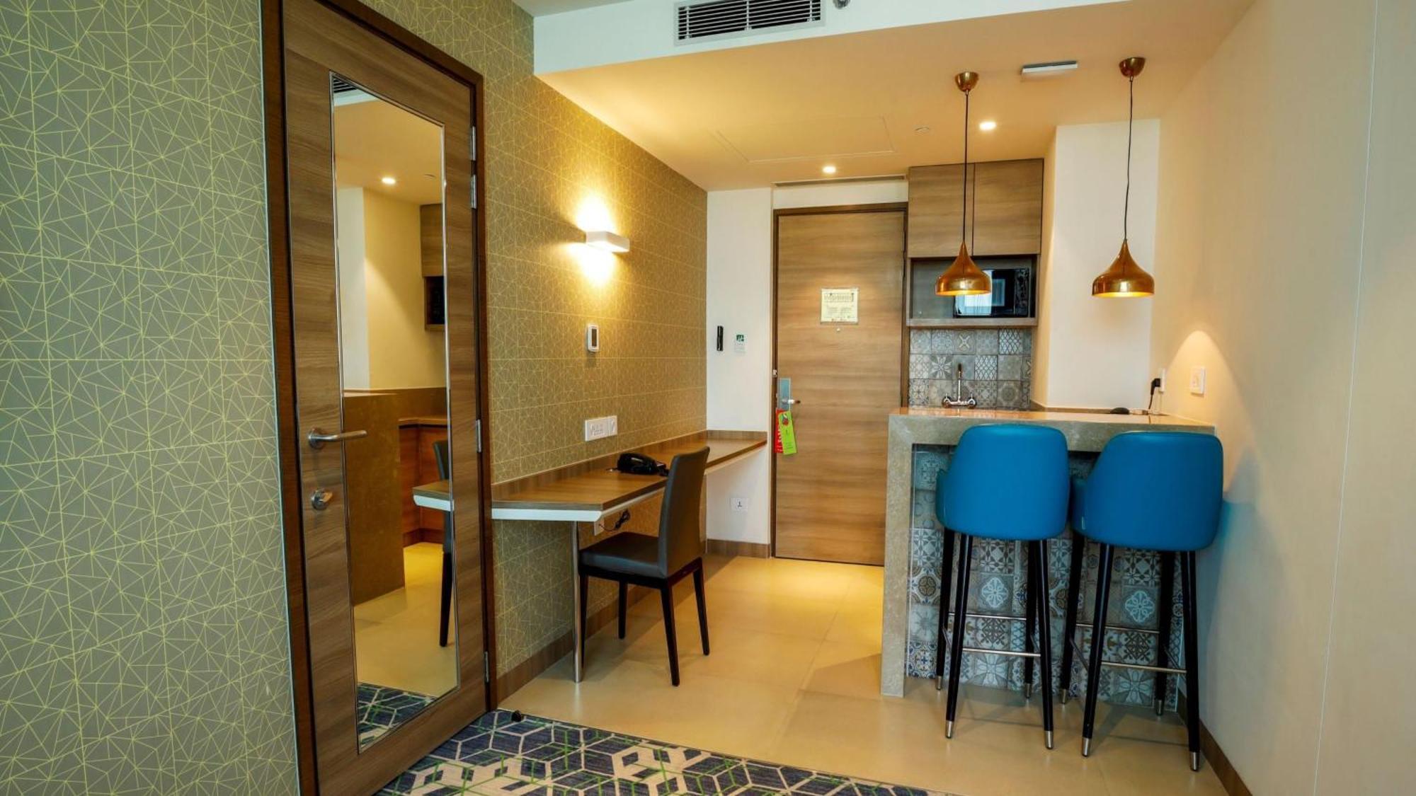 古尔冈90区假日酒店 外观 照片 A kitchenette in a hotel room