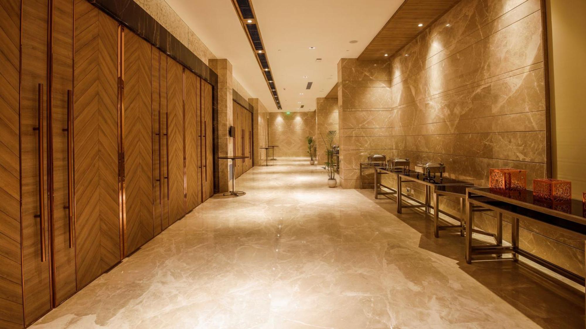 古尔冈90区假日酒店 外观 照片 The interior of the hotel
