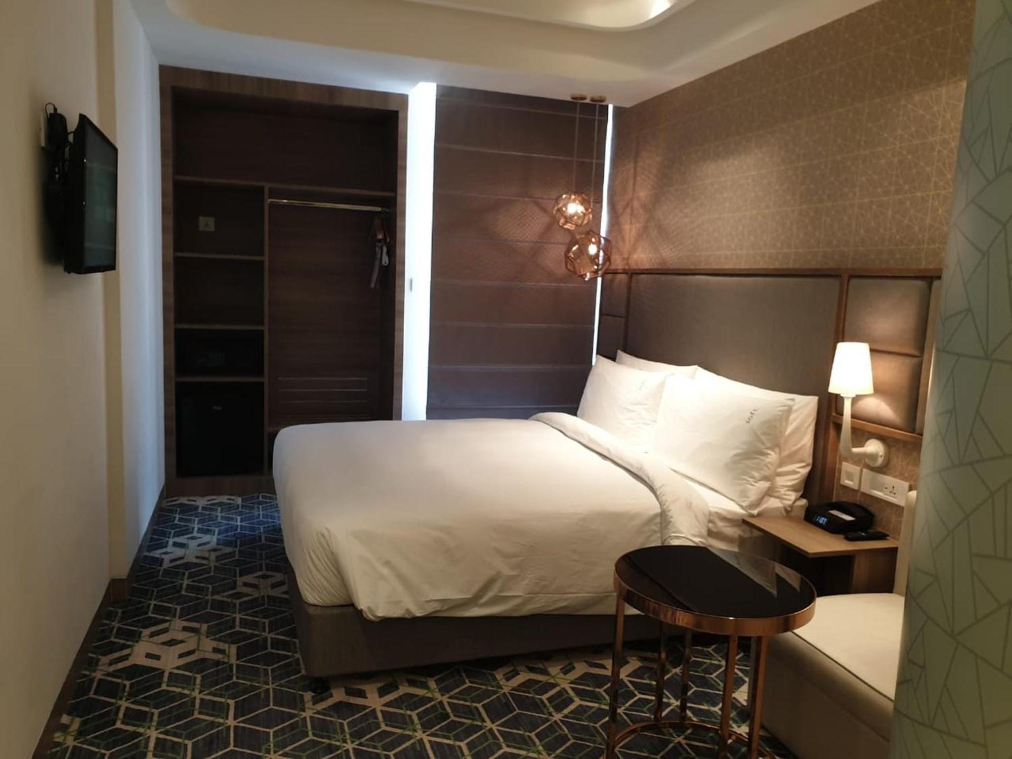 古尔冈90区假日酒店 外观 照片 A room at the hotel