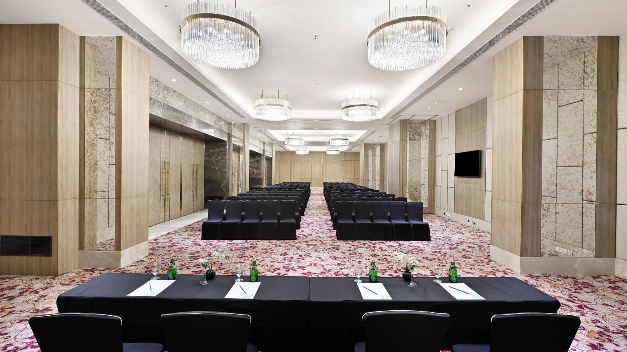 古尔冈90区假日酒店 外观 照片 The ballroom