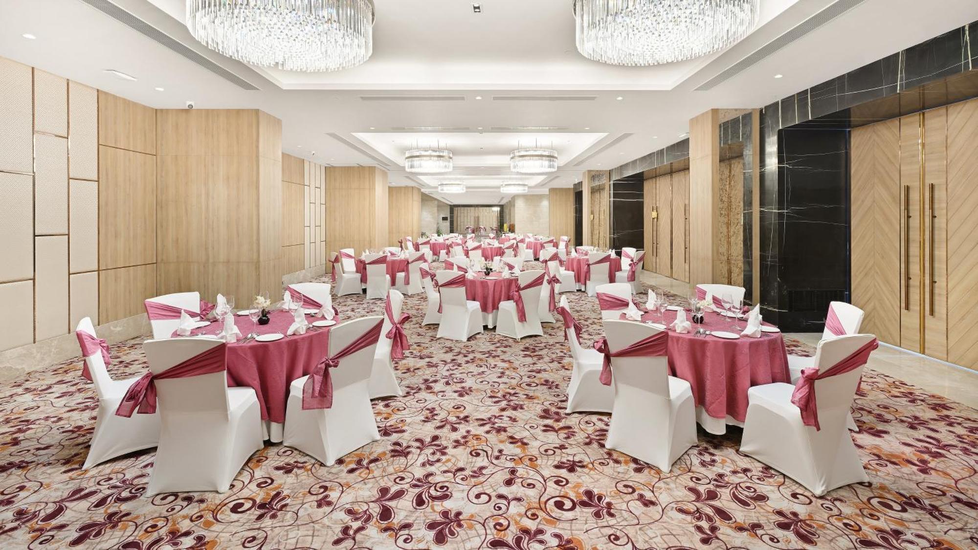 古尔冈90区假日酒店 外观 照片 The Grand Ballroom
