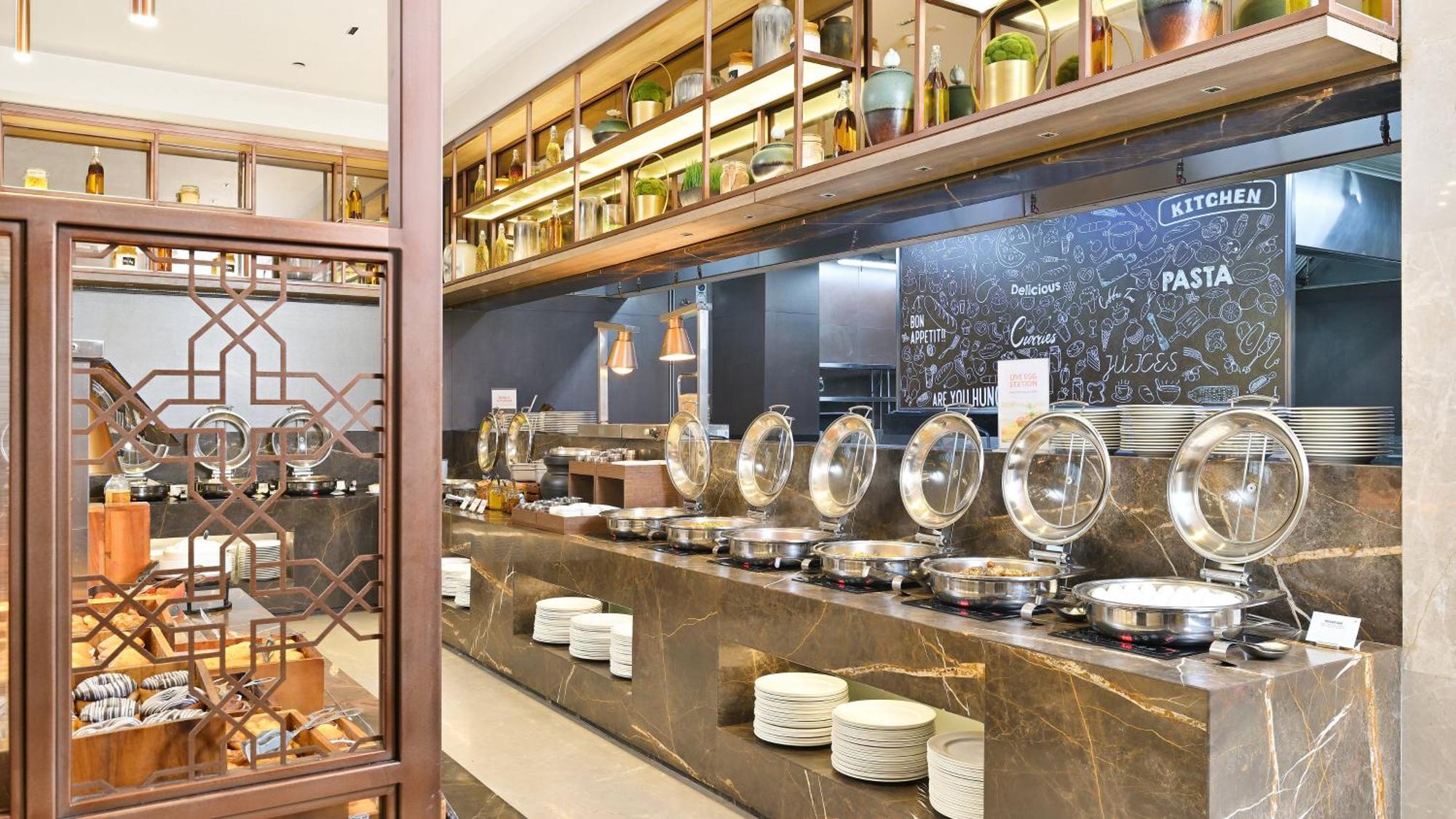 古尔冈90区假日酒店 外观 照片 The buffet at the hotel