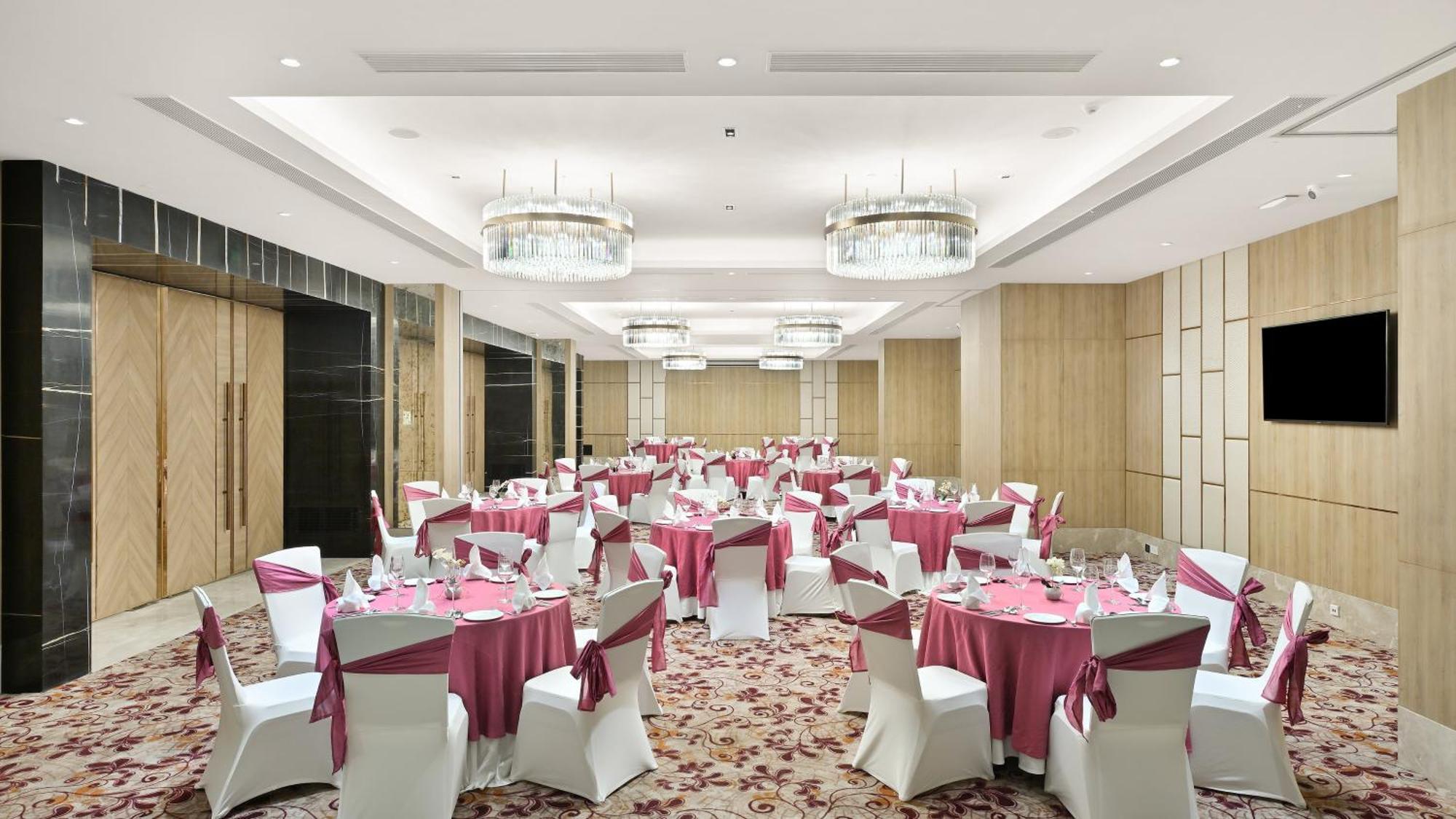 古尔冈90区假日酒店 外观 照片 The Grand Ballroom